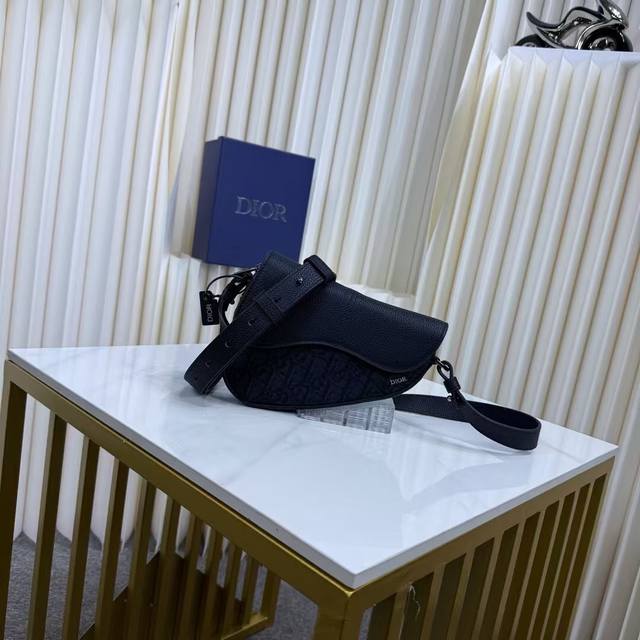 市场最高版本 原单品质 正品打版 迷你马鞍包 黑色 Oblique 印花面料和黑色粒面牛皮革 编号: 2Adca543Yks_H03E 这款马鞍包以现代结构全新