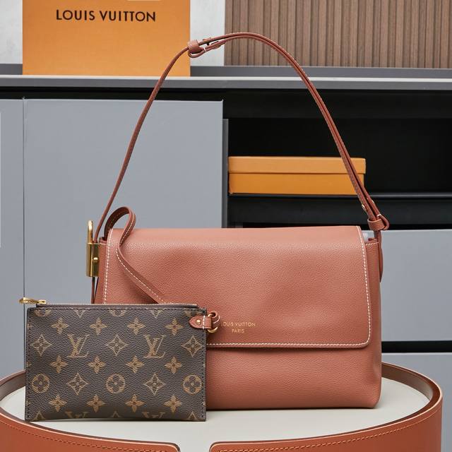 M13148 黑色 M13151 棕色 介绍低键信使包,这是第一个加入标志性的低键系列的翻盖设计。这种优雅的日常风格由柔软的小牛皮制成,装饰着陈旧的金色挂锁,营 M13148 黑色 M13151 棕色 介绍低键信使包,这是第一个加入标志性的低键系列的翻盖设计。这种优雅的日常风格由柔软的小牛皮制成,装饰着陈旧的金色挂锁,营