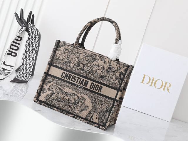 独家实物拍摄 小 原单 Dior Book Tote 托特 老虎小26Cm 这款 Book Tote手袋由女装创意总监玛丽亚 嘉茜娅 蔻丽 Maria Graz 独家实物拍摄 小 原单 Dior Book Tote 托特 老虎小26Cm 这款 Book Tote手袋由女装创意总监玛丽亚 嘉茜娅 蔻丽 Maria Graz