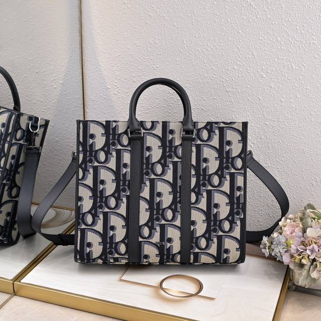 蓝色 Oblique 面料 这款East-West 手袋彰显经久不衰的高雅风格。采用黑色Oblique印花面料精心制作，全新演绎经典的Dior图案，饰以同色调粒