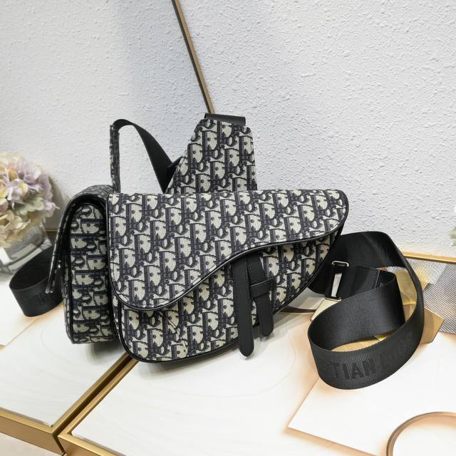 原单布料配真皮 配原版盒子 Dior Homme 配盒子 pre-Fall 早春系列Saddle马鞍包，强势推出！Dior新任设计师Kim Jones首次操刀设