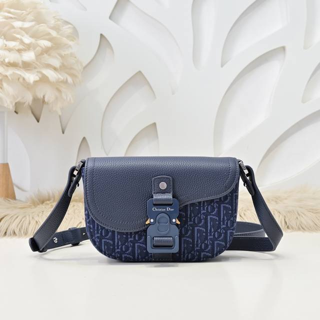 dior-迪奥专柜最新款信使包 斜挎包官网同步 这款小号马鞍包采用海军蓝色Oblique 印花面料精心制作 饰以同色调粒面牛皮革马鞍翻盖 内部空间宽敞 设有一个