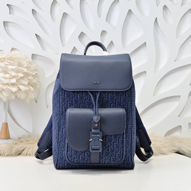 dior-迪奥专柜最新款马鞍双肩背包官网同步 原单品质 深灰色 采用海军蓝色Oblique 印花面料精心制作 饰以奢华的黑色粒面牛皮 手感超赞 时尚设计 突显马