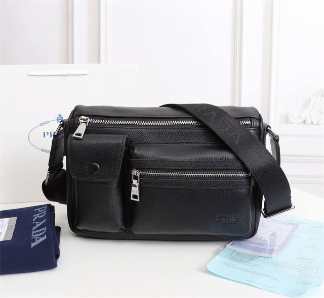 型号： p670-2 prada发布了新款斜跨包、个性 十足实用非常高的一款。超级柔软的细细摔小荔枝纹牛皮。内阁设计丰富 规格：29X20X8Cm