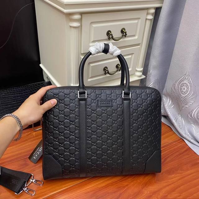 断货王 不是头层牛皮不要钱 Gucci型号：33233-5。最 新款公文包出货！拉链封口采用顶级意大利牛皮进口里布！做工精湛 尺寸:38.5X29X8Cm 独家