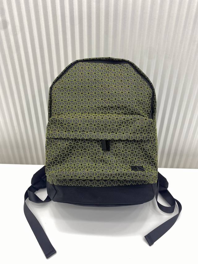大货已出跑量 原单 #最In单品# Issey Miyake Baobao 三宅一生背囊 正品开模，香港6千多购回，一对一五金，面料，细节全对版开模，此款书包的