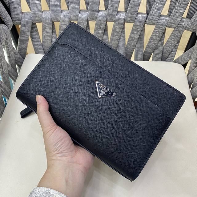 顶级原单 醉新爆款男士密码锁手包，高端品质面料采用进口层头皮 皮纹清晰皮光泽度极佳，皮质手感柔软舒适完美诠释了皮的品质专注高端 只做精品；颜色：黑色。尺寸:27