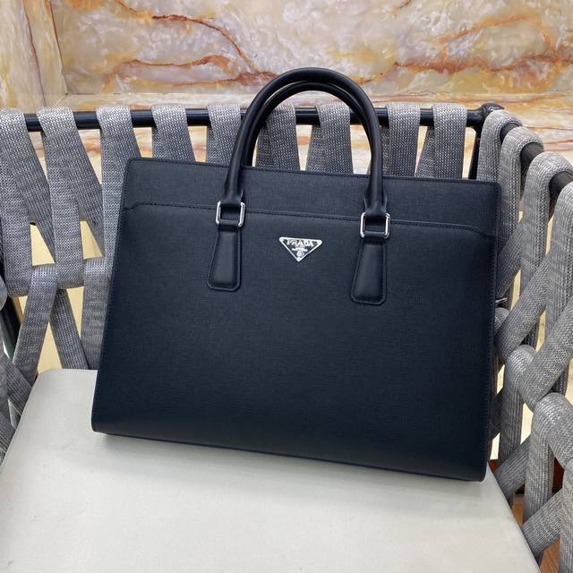 顶级原单 最新款市场所谓的强势款独家最领先、带密码锁档次是顶尖的趋势是所谓的 [奋斗][奋斗][奋斗]尺寸：39-28-8，颜色：黑色 细节决定一切、型号525