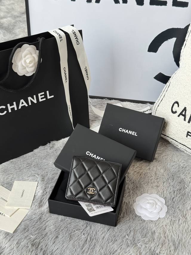 新品Chanel 对折短钱包到货小羊皮制作内里带零钱袋 这类钱包超级实用、卡位多还有长隔层可放包里、可手拿，颜色如图所示明 编号：A84028 尺寸12X12X