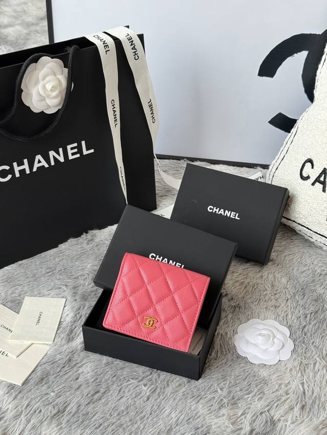 新品Chanel 对折短钱包到货进口牛皮制作内里带零钱袋 这类钱包超级实用、卡位多还有长隔层可放包里、可手拿，颜色如图所示明 编号：A84028 尺寸12X12