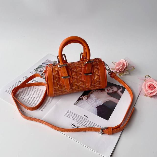 Goyar 戈雅 Goyard手绘花纹有自己的特色,不管是亮眼的鲜艳色,还是低调的深色系,拿起来都很显质感。Mini 波士顿枕头包原版皮,原版五金,尺寸18*8 Goyar 戈雅 Goyard手绘花纹有自己的特色,不管是亮眼的鲜艳色,还是低调的深色系,拿起来都很显质感。Mini 波士顿枕头包原版皮,原版五金,尺寸18*8