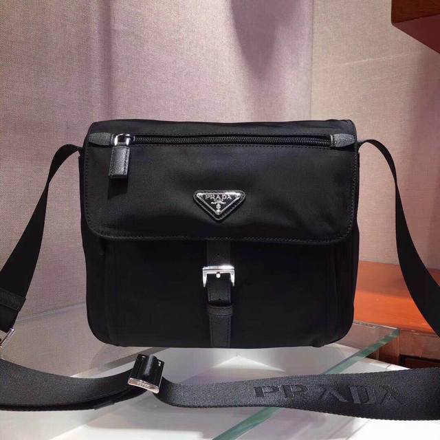 爆款1Bd994，原单货采用进口尼龙材质和Saffiano皮革滚边，可调式织物肩带，不锈钢配件，三角形珐琅徽标铭牌，拉链和搭扣开合，两个外袋，其中一个翻盖拉链袋