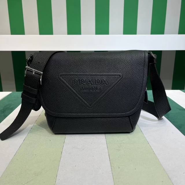 新款邮差包 56 这款柔和翻盖单肩包诠释百搭的简约设计。大身为三角形围裹刻字徽标，巧妙装点包身。可调式皮革长肩带，三个外部拉链式口袋，内部拉链式口袋。功能性非要