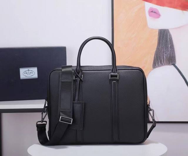 升级版prada专柜最新款男士手提公文包采用顶级原单摔纹牛皮和纳帕皮，顶级黑枪五金、双提手，可拆可调式肩带 四个内袋：一个侧壁缝合口袋，一个拉链袋以及两个手机袋