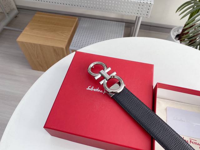 新款菲拉格慕 Ferragamo 带身可用。钢扣原版专柜同款高档腰带 . 带身采用菲拉格幕专柜最新元素、原版款式,大气有光泽度,100%进口原版牛皮,扣头采用纯 新款菲拉格慕 Ferragamo 带身可用。钢扣原版专柜同款高档腰带 . 带身采用菲拉格幕专柜最新元素、原版款式,大气有光泽度,100%进口原版牛皮,扣头采用纯