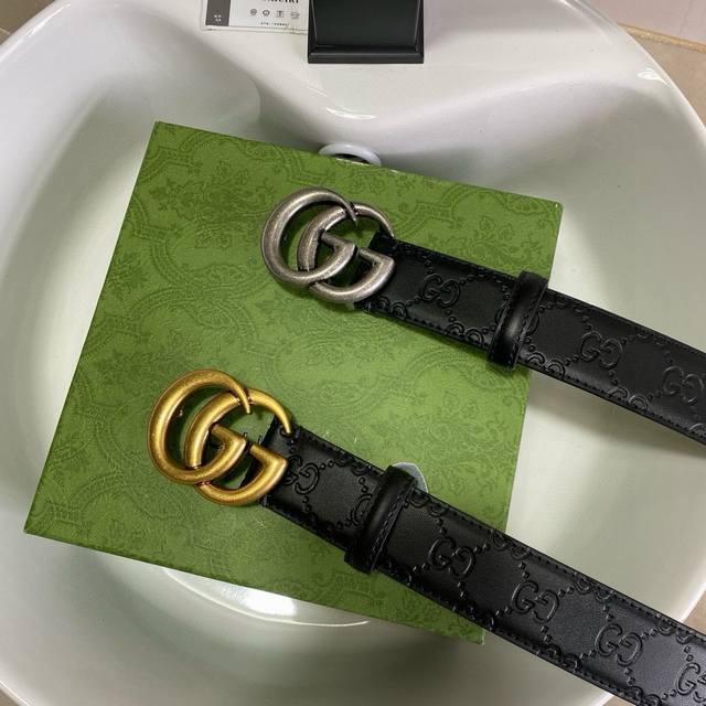 品牌：古驰Gucci 等级：原版品质.头层牛皮 专柜售经典爆款开模。油边精致 电脑车线 手感柔软.实物拍摄无修饰 上身效果超好、长度不可裁剪.配专柜全套包装.送