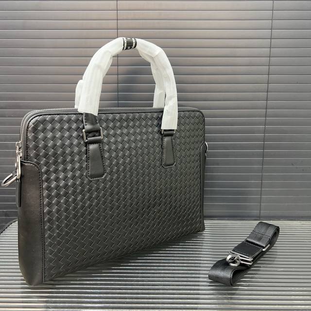 Bottega Veneta 葆蝶家 商务休闲手工编织Bv 男士公文包 手提斜挎包 经典百搭 实物拍摄 原厂原版面料 配送防尘袋 38 X 29 Cm