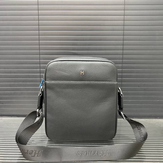 HermèS 爱马仕 头层牛皮单肩包 男士斜挎包 休闲商务 经典百搭 实物拍摄 原厂面料 高端品质 配送防尘袋 26 X 24 Cm。