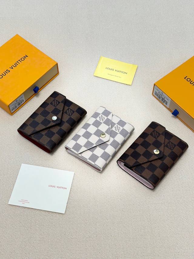 颜色 咖格粉 咖格红 白格尺寸 12X9.5型号 41938Lv X Yk Victorine 钱夹出自路易威登 X 草间弥生合作系列。波点图案贯穿这位日本艺术