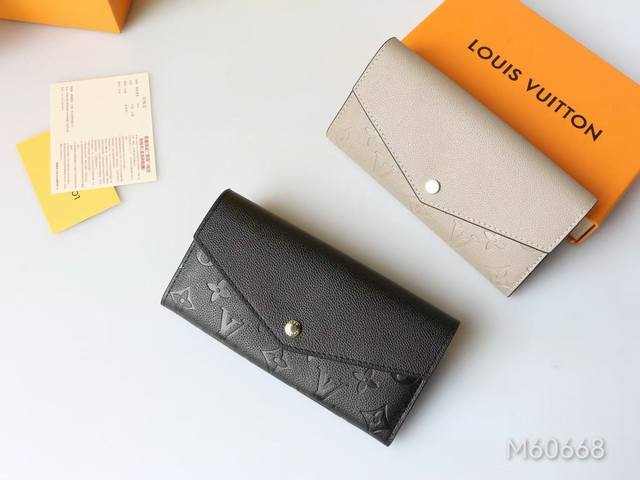 颜色 黑 卡其尺寸 19X10用压花加工实施了标志性的Monogram图Monogram Anplanetleather的主体，用颗粒Leather的片状完成了