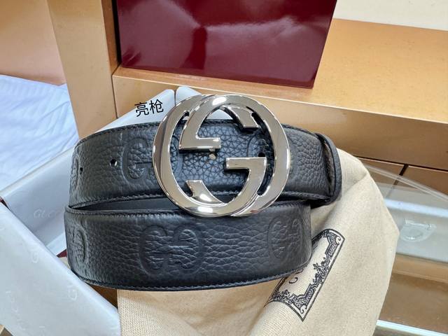 古奇 互扣式双G以亮光调配件亮眼呈现，致敬品牌悠久传承。这款腰带以黑色Gg Supreme帆布匠心打造。 黑色Gg 黑色皮滚边