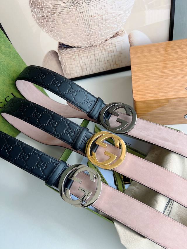 原单品质 随手实拍任何细节经得起检验，从材质到车线到油边到五金工艺，堪称完美，只有高品质才经得起如此随意无美颜无滤镜的真实展现，38Mm的宽度适合儒雅绅士的你。