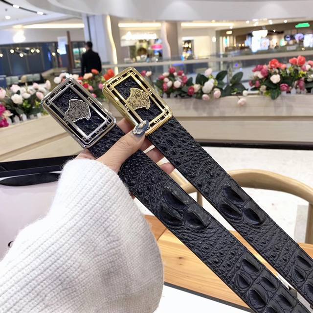 鳄鱼采用进口牛皮压制鳄鱼骨带身。整条不拼接 纹路清晰 强韧紧密 跟真鳄鱼皮可对比 成功男士的标配 搭配高档精钢扣，宽度3.8厘米 牛逼格 送礼自用首选。