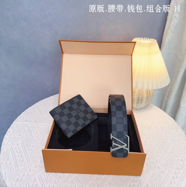 最新独家款 腰带钱包2件套路易L家 腰带采用原版皮牛皮带身，带宽3.8Cm。扣头采用原版精钢五金扣头。原版钱包原版复刻。独家定制2件套高端包装。高端大气送礼之佳