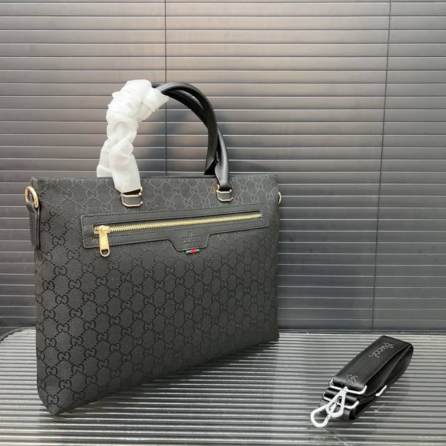 Gucci 古奇 新款帆布男包公文包 手提包 电脑包 经典百搭 实物拍摄 原厂原版面料 配送防尘袋 28 X 38 Cm。 Gucci 古奇 新款帆布男包公文包 手提包 电脑包 经典百搭 实物拍摄 原厂原版面料 配送防尘袋 28 X 38 Cm。
