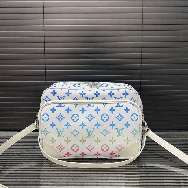 Louisvuitton 路易威登 新款Spring Capsule印花邮差包 单肩斜挎包 男女通用 经典百搭 实物拍摄 原厂原版面料 配送防尘袋 27 X 2