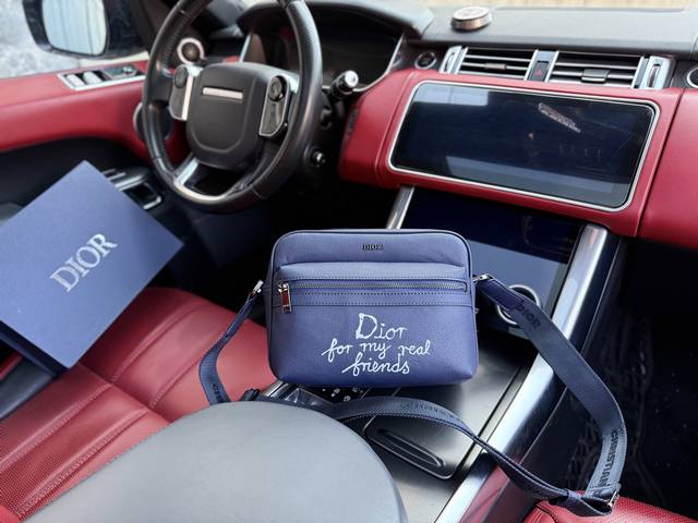 高端货 新款 “ Dior ”迪奥单肩包 Dior迪奥手提斜挎差包 Dior迪奥 And Hylton Nel Rider 2.0 拉链开合 粒面牛皮革 单肩包 高端货 新款 “ Dior ”迪奥单肩包 Dior迪奥手提斜挎差包 Dior迪奥 And Hylton Nel Rider 2.0 拉链开合 粒面牛皮革 单肩包