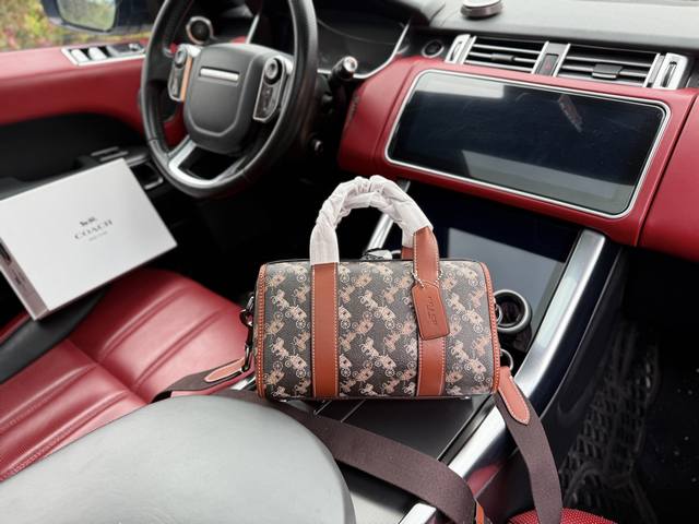 高端货 新款 “ Coach ”蔻驰单肩包 Coach蔻驰相机包单肩斜挎包 Coach蔻驰 Gotham 24 经典老花铭牌五金扣 pvc配牛皮革 波士顿包手提