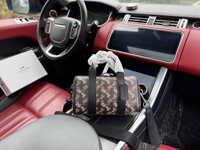 高端货 新款 “ Coach ”蔻驰单肩包 Coach蔻驰相机包单肩斜挎包 Coach蔻驰 Gotham 24 经典老花铭牌五金扣 pvc配牛皮革 波士顿包手提