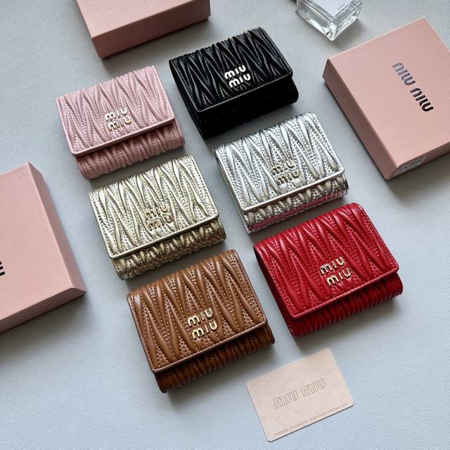 Miumiu 颜色 黑 粉 金 银 红 棕 尺寸 11.5*10*3Miumiu专柜最新款！专柜爆款热力来袭，经典提花压纹设计，釆用顶级进口小羊皮，皮质细腻柔软