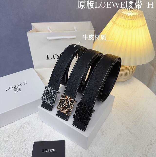 原版品质打孔 品牌:罗意威家 男款 颜色:黑 扣头:金 银 黑 扣头:原版精品纯铜五金扣头 带身:原版牛皮 尺寸:宽约:3.8Cm 长约:95Cm-125Cm 原版品质打孔 品牌:罗意威家 男款 颜色:黑 扣头:金 银 黑 扣头:原版精品纯铜五金扣头 带身:原版牛皮 尺寸:宽约:3.8Cm 长约:95Cm-125Cm