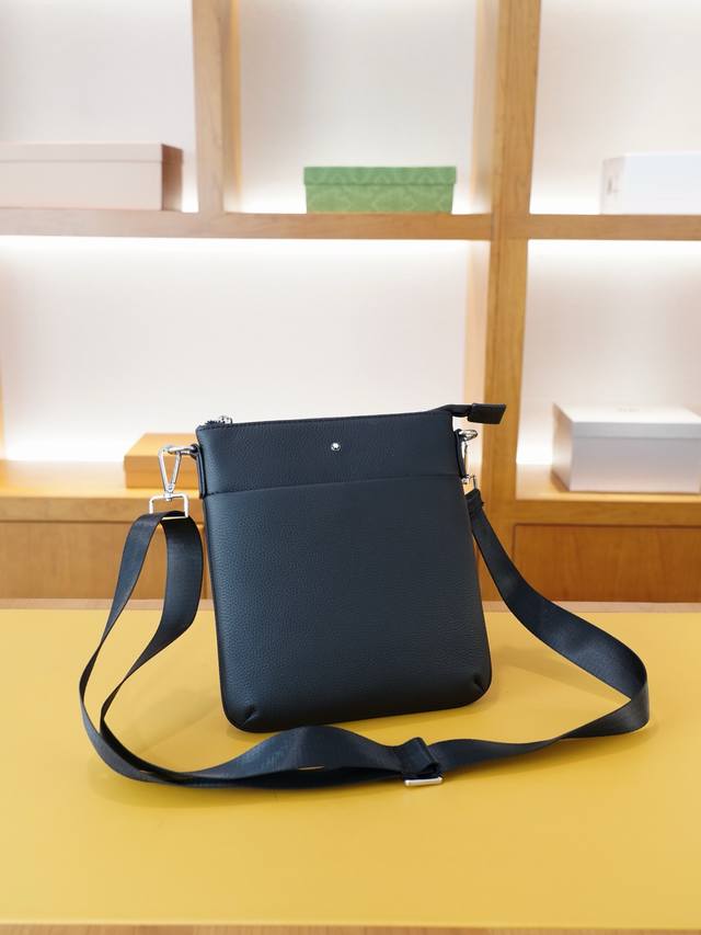 Mont Blanc 万宝龙 官网同步 高版本 斜挎单肩背包 永恒不过时的标志性产品 纯原单牛皮 顶级五金制作 非市面普通版本 今年最爱的款式 全部实拍 实用性