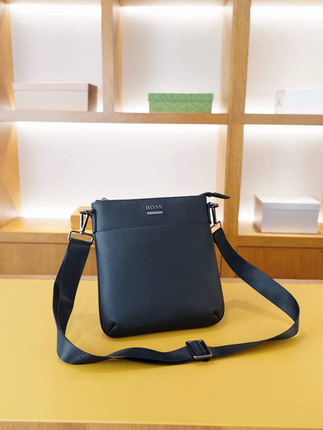 Boss 官网同步 高版本 斜挎单肩背包 永恒不过时的标志性产品 纯原单牛皮 顶级五金制作 非市面普通版本 今年最爱的款式 全部实拍 实用性非常高 完全不用担心