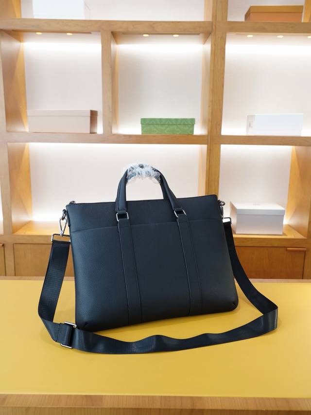 私人订制 官网同步 高版本 手提斜挎背包 永恒不过时的标志性产品 纯原单小牛皮 顶级五金制作 非市面普通版本 今年最爱的款式 全部实拍 实用性非常高 完全不用担