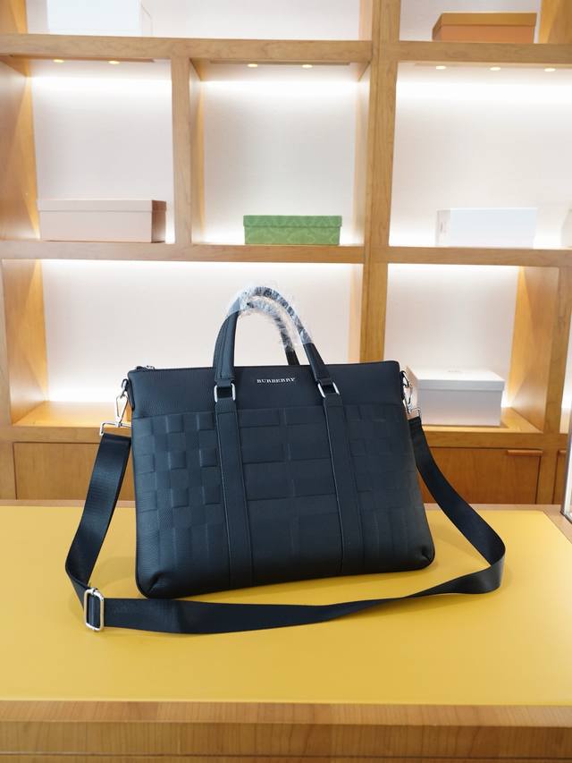 Burberry 巴宝莉 官网同步 高版本 手提斜挎背包 永恒不过时的标志性产品 纯原单小牛皮 顶级五金制作 非市面普通版本 今年最爱的款式 全部实拍 实用性非