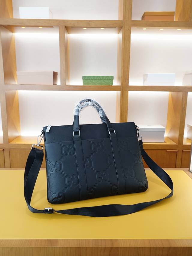 古驰 官网同步 高版本 手提斜挎背包 永恒不过时的标志性产品 纯原单小牛皮 顶级五金制作 非市面普通版本 今年最爱的款式 全部实拍 实用性非常高 完全不用担心穿