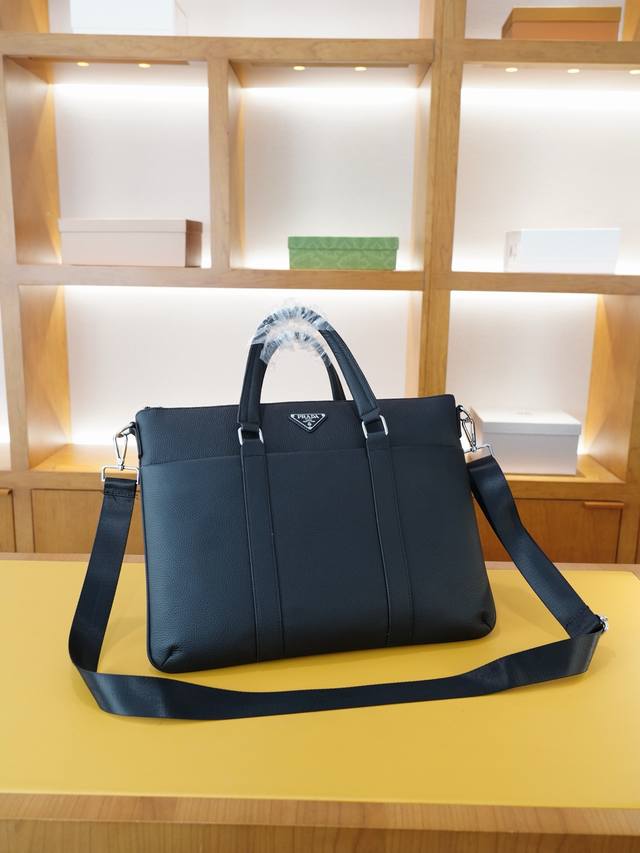 prada 普拉达 官网同步 高版本 手提斜挎背包 永恒不过时的标志性产品 纯原单小牛皮 顶级五金制作 非市面普通版本 今年最爱的款式 全部实拍 实用性非常高