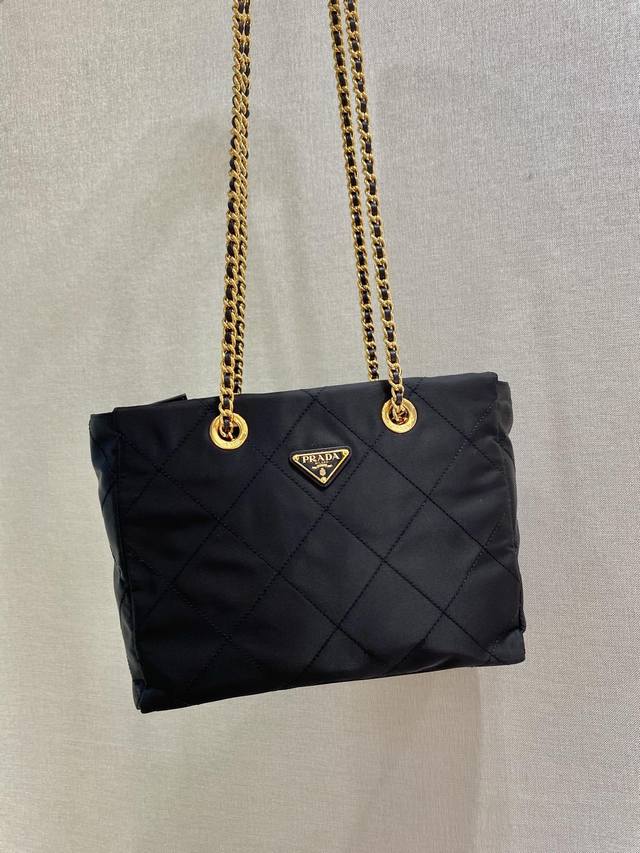 中古拉链款1Bd621 这款Vintage中古链条菱格流浪包设计太棒了 纯手工尼龙菱格设计，可单肩+斜跨+流浪背法，进口黑金链条搭配真的是Vintage永远的情