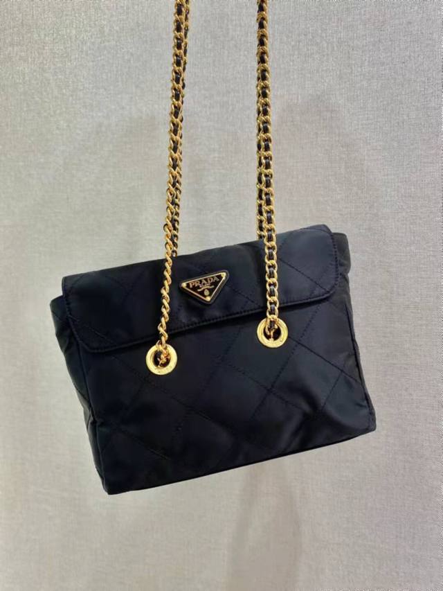 中古翻盖款1Bd620中号25Cm这款Vintage中古链条菱格流浪包设计太棒了纯手工尼龙菱格设计，可单肩+斜跨+流浪背法，进口黑金链条搭配真的是Vintage