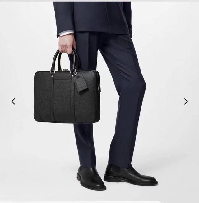 独家实拍 M30925 本款 Voyage 小号公文包选取 Taga Noir 牛皮革，在抚平、抛光等工序后压印细腻纹理。衬垫内里可收纳 13 寸笔记本电脑，后