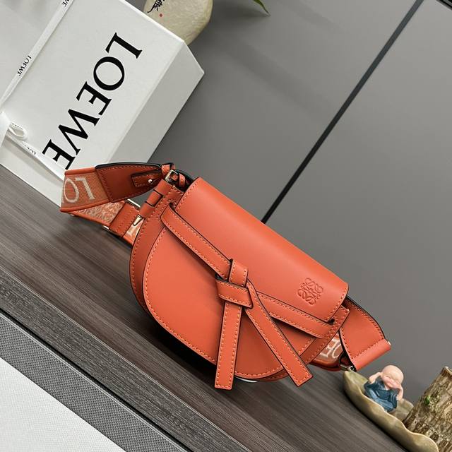 Lw Gate Dual 新色 Minigatedual手袋采用柔软天然牛皮革精制而成，展现了Loewe独特的皮革工艺，配有马鞍缝线的打结皮革带和侧面锁扣金属别