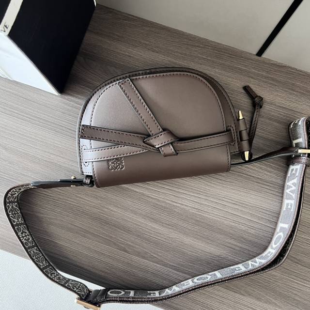 Lw Gate Dual 新色 巧克力色 Minigatedual手袋采用柔软天然牛皮革精制而成,展现了Loewe独特的皮革工艺,配有马鞍缝线的打结皮革带和侧面 Lw Gate Dual 新色 巧克力色 Minigatedual手袋采用柔软天然牛皮革精制而成,展现了Loewe独特的皮革工艺,配有马鞍缝线的打结皮革带和侧面