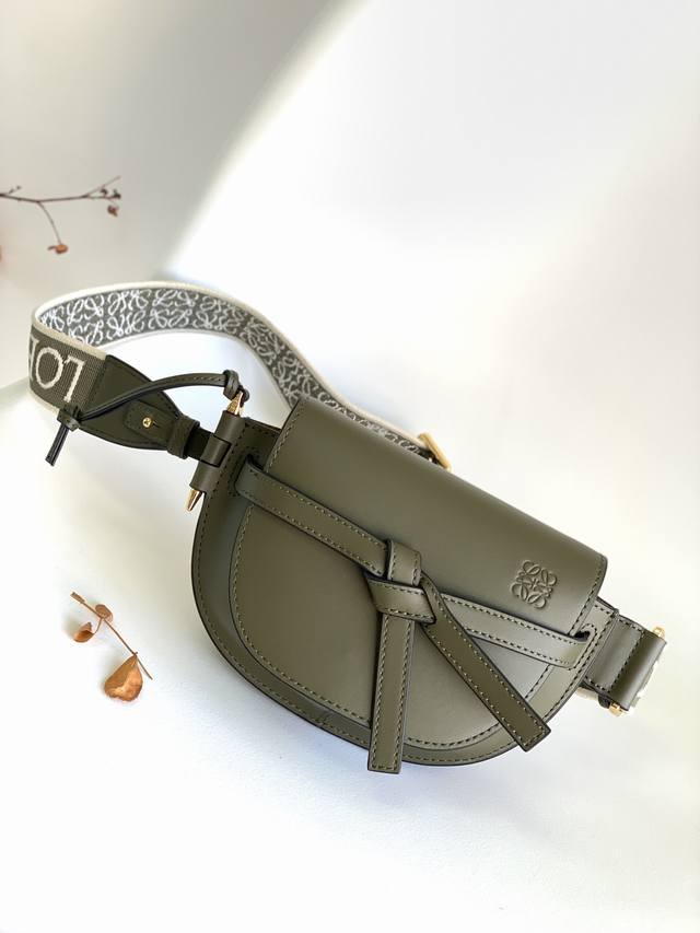 Lo*We全新Mini Gate到货 罗家新版Logo绣花编织宽肩带马鞍包包身采用柔软牛皮革精制而成可拆卸肩带*单肩、斜挎、腰包、胸口悬挂*磁扣吸合设计，细腻平