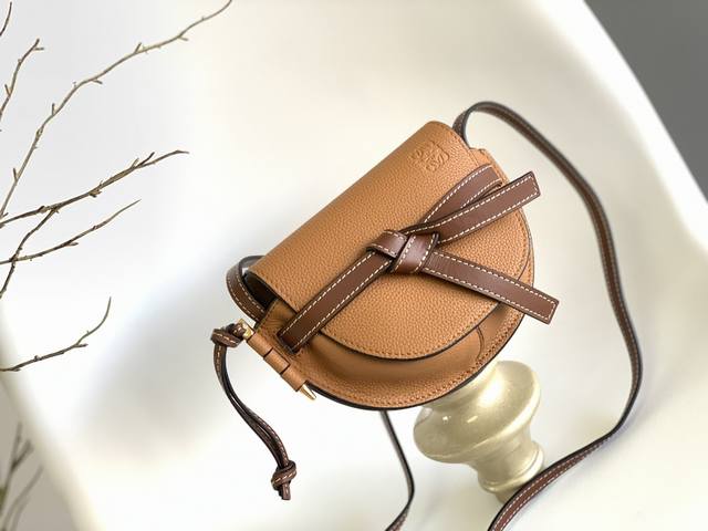 Lo*Wegate Mini到货 深受追捧的Gate手袋蜕变为创新趣致的迷你款式，内部容量足以收纳日常随身物品。Gate手袋采用柔软天然牛皮革精制而成，配有马鞍