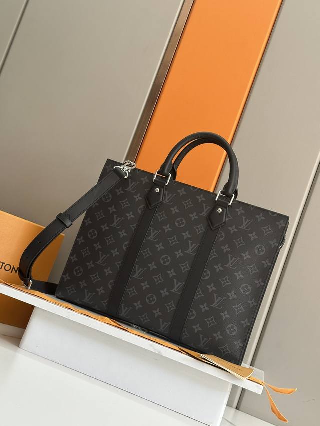 顶级原单 M11742黑花 本款 Sac plat 24H 手袋拥有 Monogram Eclipse 涂层帆布的儒雅风范，以侧带、手柄固定件和可拆卸名牌彰显经