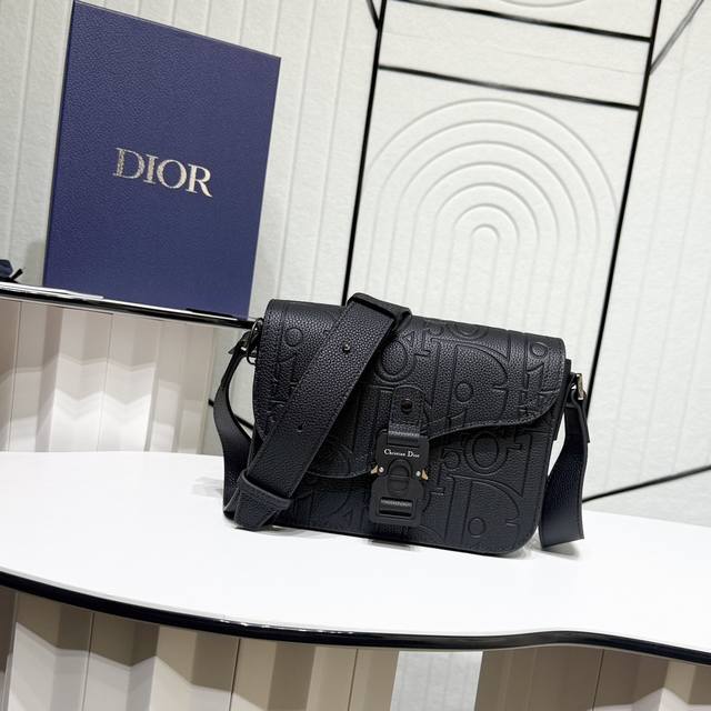 市场最高版本，欢迎对比 专柜买版复刻 保证进口头层牛皮，拒绝二层皮，拒绝超纤皮 小号马鞍翻盖信使包 黑色 Dior Gravity 印花效果皮革和黑色粒面牛皮革